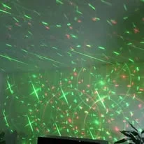 Jeux de lumière verte pendant une soirée animée par DJ FLO & DJ JOSS