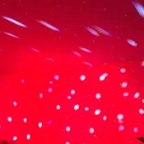 Ambiance rouge de piste avec éclairage de soirée