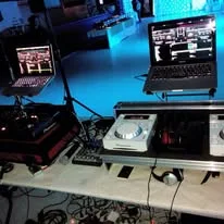 Setup DJ avec double laptop et contrôleurs visibles