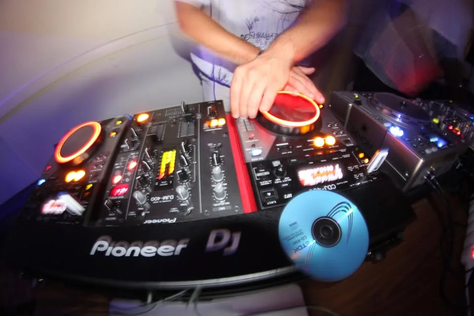 Gros plan sur table de mixage Pioneer utilisée par DJ FLO & DJ JOSS